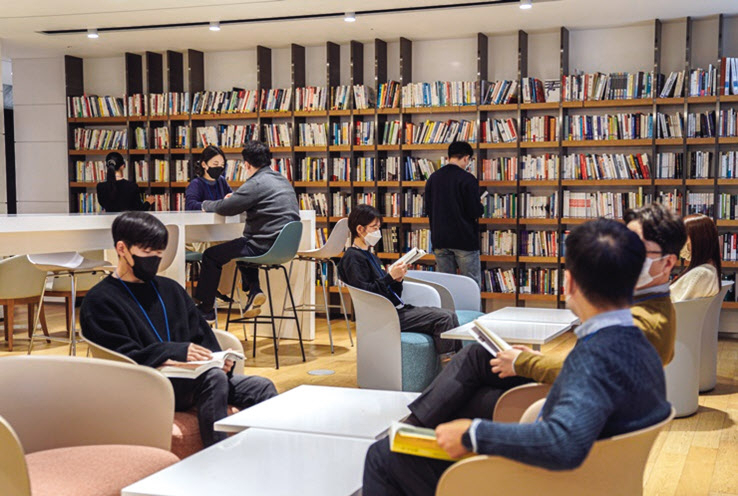 한국콜마종합기술원 내 로비에 있는 북카페에서 책을 보고 있는 직원들 [한국콜마홀딩스 제공]