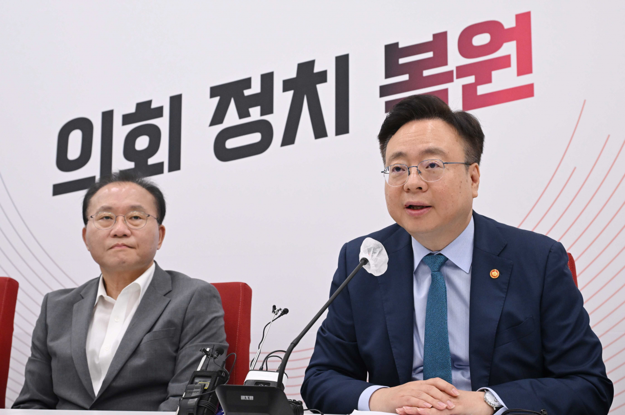 13일 오전 서울 여의도 국회에서 ‘보건의료관련 현안점검회의(비공개)’의 결과 브리핑이 열린 가운데 조규홍 보건복지부 장관이 발언을 하고 있다. 이상섭 기자