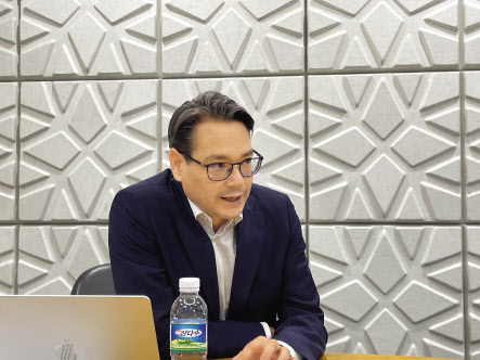 지난 6일 서울 강남구 에릭슨엘지 본사에서 진행된 헤럴드경제와의 인터뷰에 응하고 있는 한네스 엑스트롬 에릭슨엘지 최고경영자(CEO) 이영기 기자