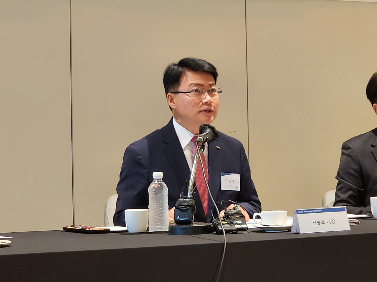진승호 한국투자공사 사장이 13일 창립 18주년 기자간담회에서 올 상반기 투자 수익률을 공개하고 주요 추진과제를 발표하고 있다.