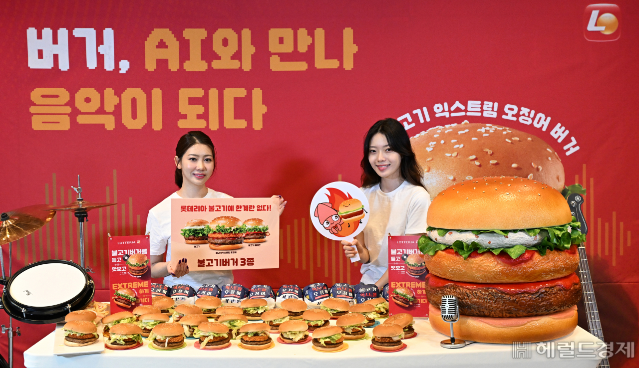 롯데리아 시그니처 버거 '불고기 익스트림 오징어 버거' 출시행사가 13일 서울 서대문구 롯데리아 서대문지점에서 열려 모델들이 제품을 선보이고 있다.임세준 기자