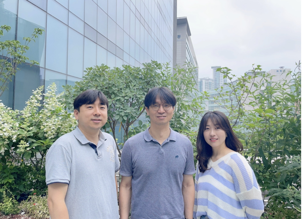 이번 연구를 이끈 IBS 뇌과학 이미징 연구단 연구팀. 김설민 박사과정학생(오른쪽부터), 이준열 뇌과학이미징연구단 연구위원, 김형구 뇌과학이미징연구단 연구위원.[IBS 제공]