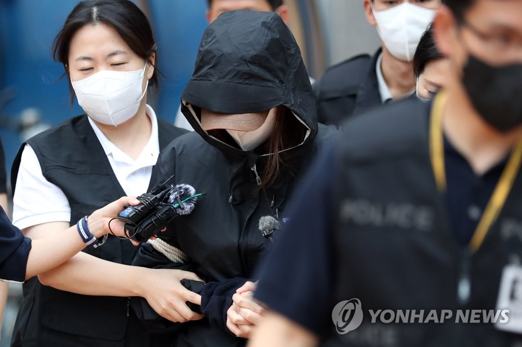 태어난 지 이틀 된 아들을 살아있는 채로 야산에 묻어 살해한 혐의(살인)를 받는 친모가 13일 오전 광주지방법원 목포지원에서 열린 구속 전 피의자 심문(영장실질심사)에 출석한 뒤 경찰호송차로 이동하고 있다. 그는 '왜 살해했나' 등을 묻는 기자들에게 "잘못했습니다"라고 답했다.[연합]