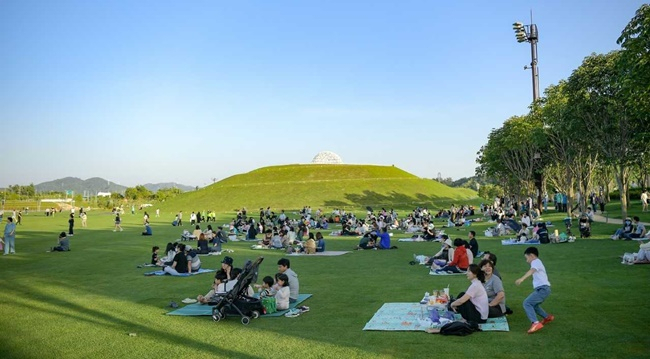 순천시 오천동 오천그린광장 잔디밭.