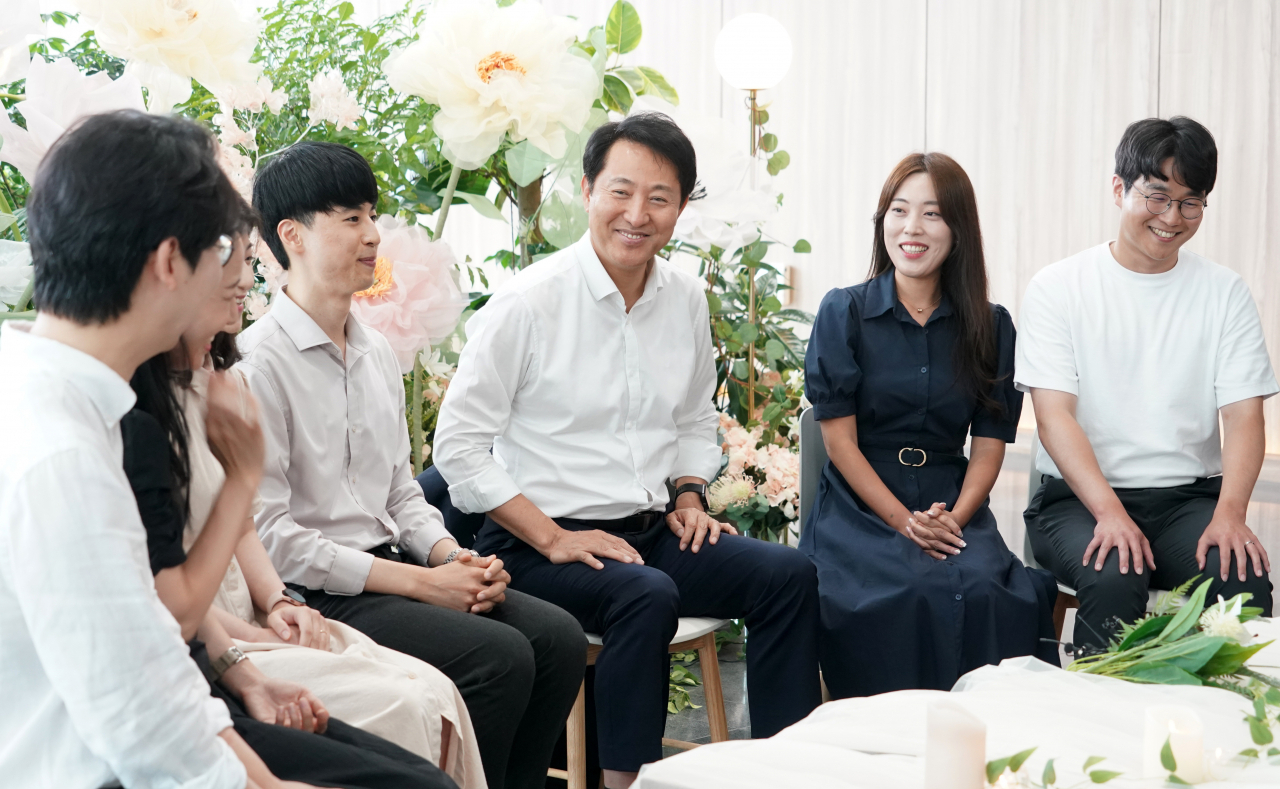 오세훈 서울시장이 서울시 신혼부부 직원들과 간담회를 진행하고 고충을 듣고 있다. [서울시 제공]