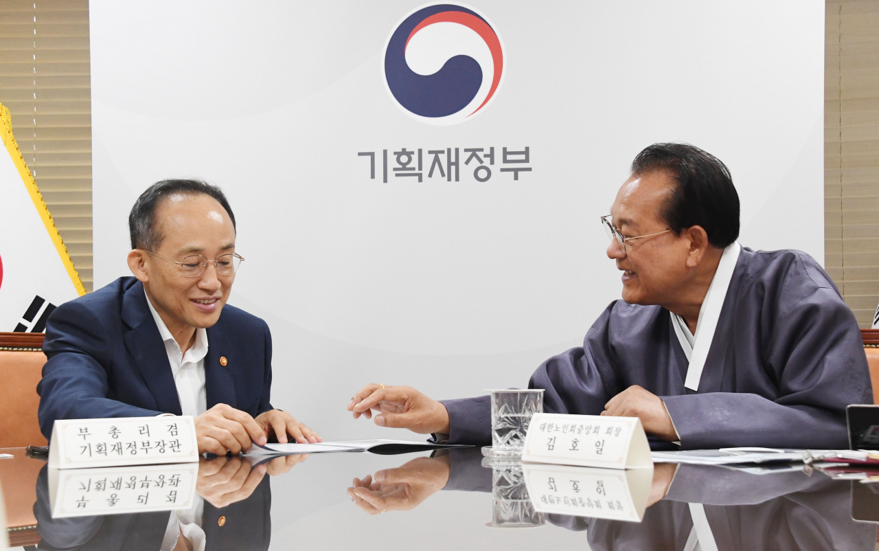 추경호 경제부총리 겸 기획재정부 장관이 13일 서울 종로구 정부서울청사에서 대한노인회중앙회 김호일 회장과 면담을 통해 노인일자리 지원 확대와 노인 권익신장을 위한 건의사항, 어르신에게 실질적으로 필요한 재정 지원 과제 등을 논의하고 있다.[기획재정부 제공]