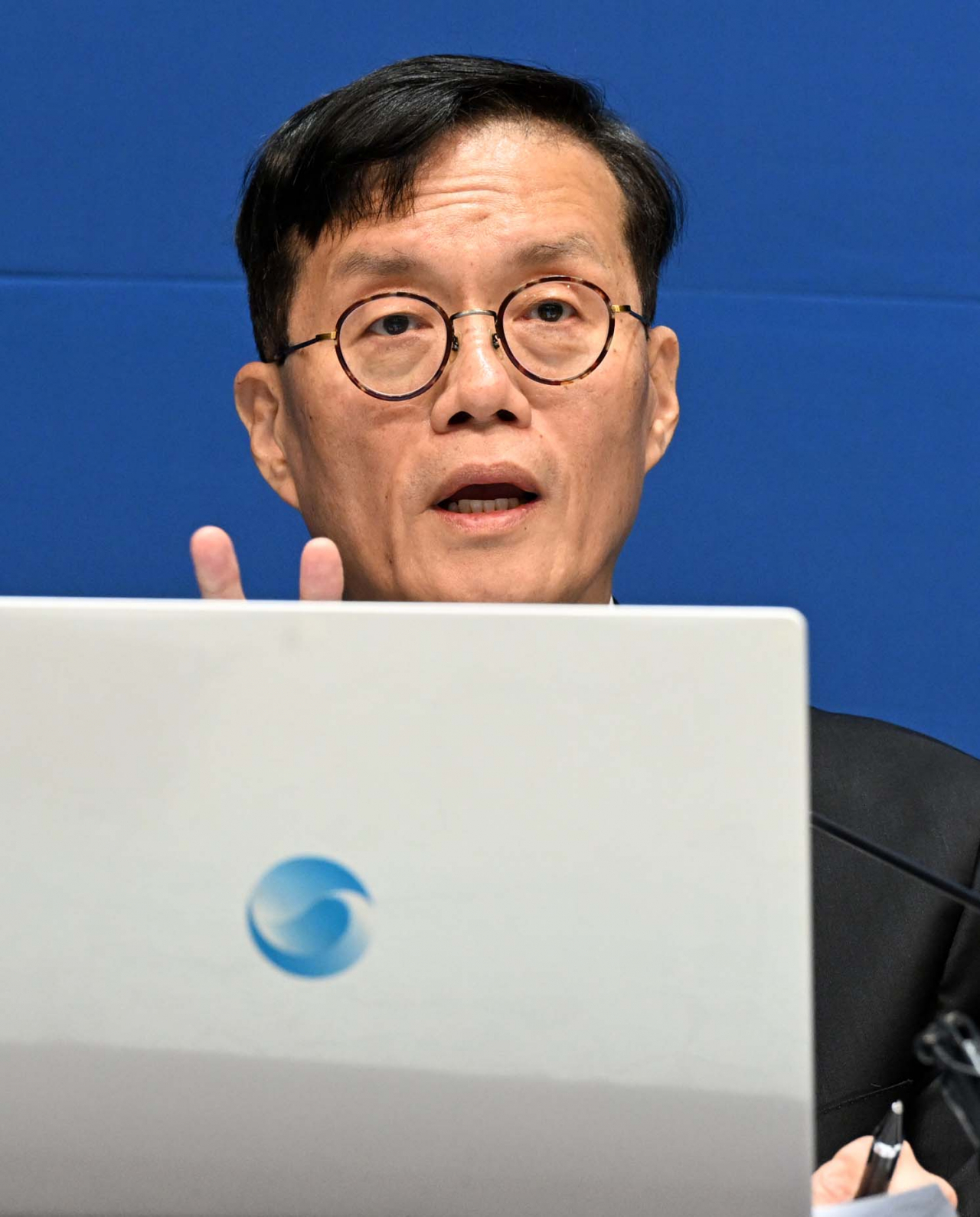 이창용 한국은행 총재가 13일 서울 중구 한국은행에서 열린 7월 금융통화위원회 금리 결정에 대한 기자간담회에서 발언하고 있다. [연합]
