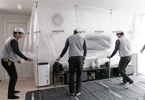 한샘 리하우스 직원들이 여름 휴가철 리모델링 공사를 하고 있다. [한샘 제공]