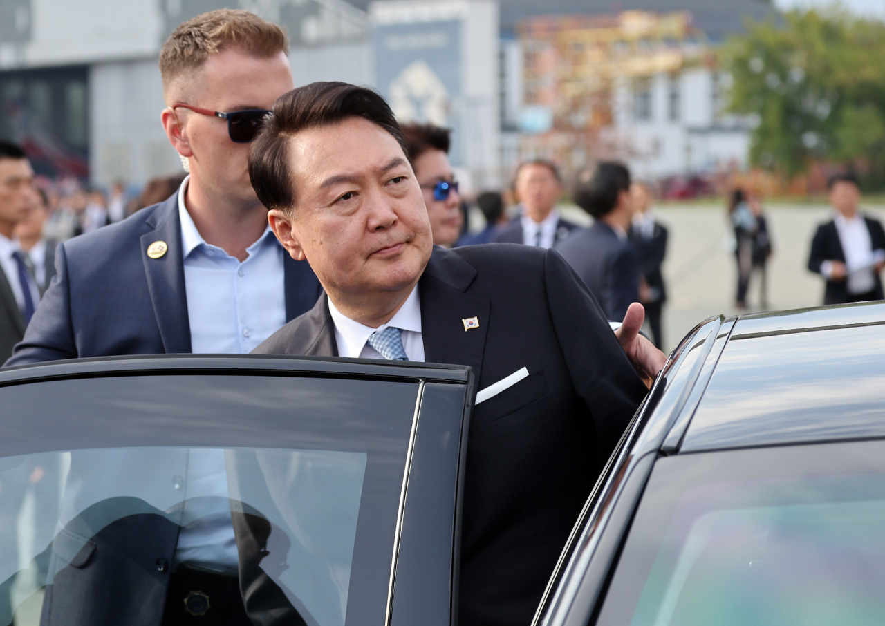 북대서양조약기구(NATO·나토) 정상회의 참석을 마치고 폴란드 공식 방문 일정에 들어가는 윤석열 대통령과 김건희 여사가 12일 오후(현지시간) 바르샤바 쇼팽 국제공항에 도착, 전용기인 공군 1호기에서 내린 뒤 차량에 탑승하고 있다. [연합]