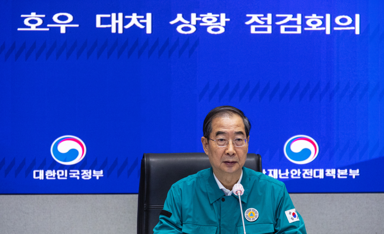 한덕수 국무총리가 전국 곳곳에 호우 특보가 내려진 13일 오후 정부서울청사 행정안전부 상황실에서 호우 대처 상황 점검 회의를 주재하고 있다. [연합]