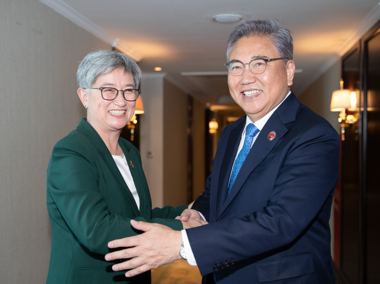 동남아시아국가연합(ASEAN·아세안) 관련 외교장관회의 참석차 인도네시아를 방문 중인 박진 외교부 장관(오른쪽)과 페니 웡 호주 외교 장관이 13일 오전(현지시각) 인도네시아 자카르타 샹그릴라 호텔에서 열린 외교장관 회담에 앞서 인사하고 있다. [연합]