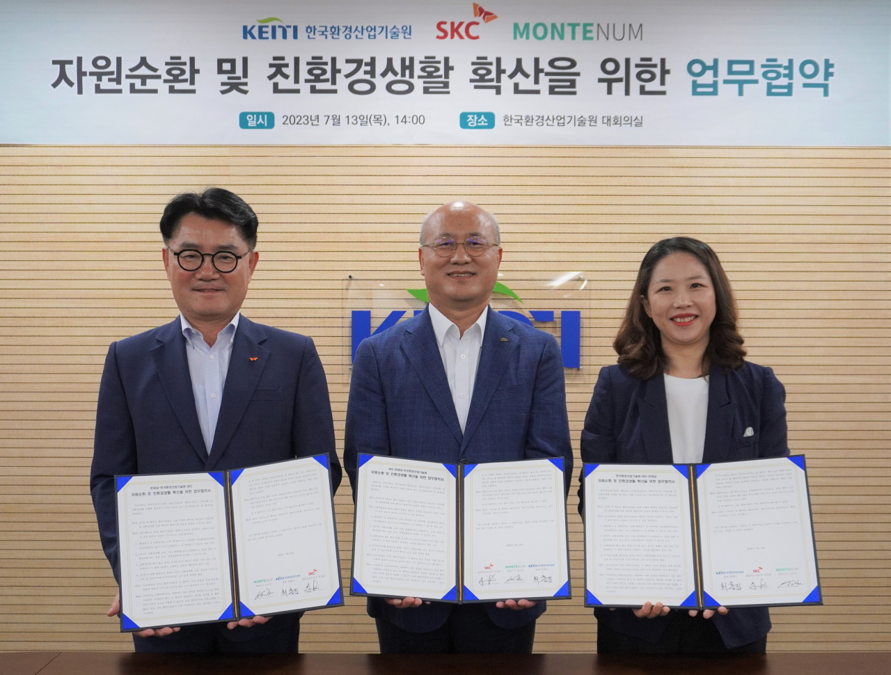 최갑룡(왼쪽부터) SKC ESG(환경·사회·지배구조)추진부문장과 최흥진 한국환경산업기술원(KEITI) 원장, 김수진 몬테넘 대표가 13일 서울 은평구 KEITI에서 ‘자원순환 및 친환경생활 확산을 위한 업무협약’을 맺은 뒤 기념촬영을 하고 있다. [SKC 제공]