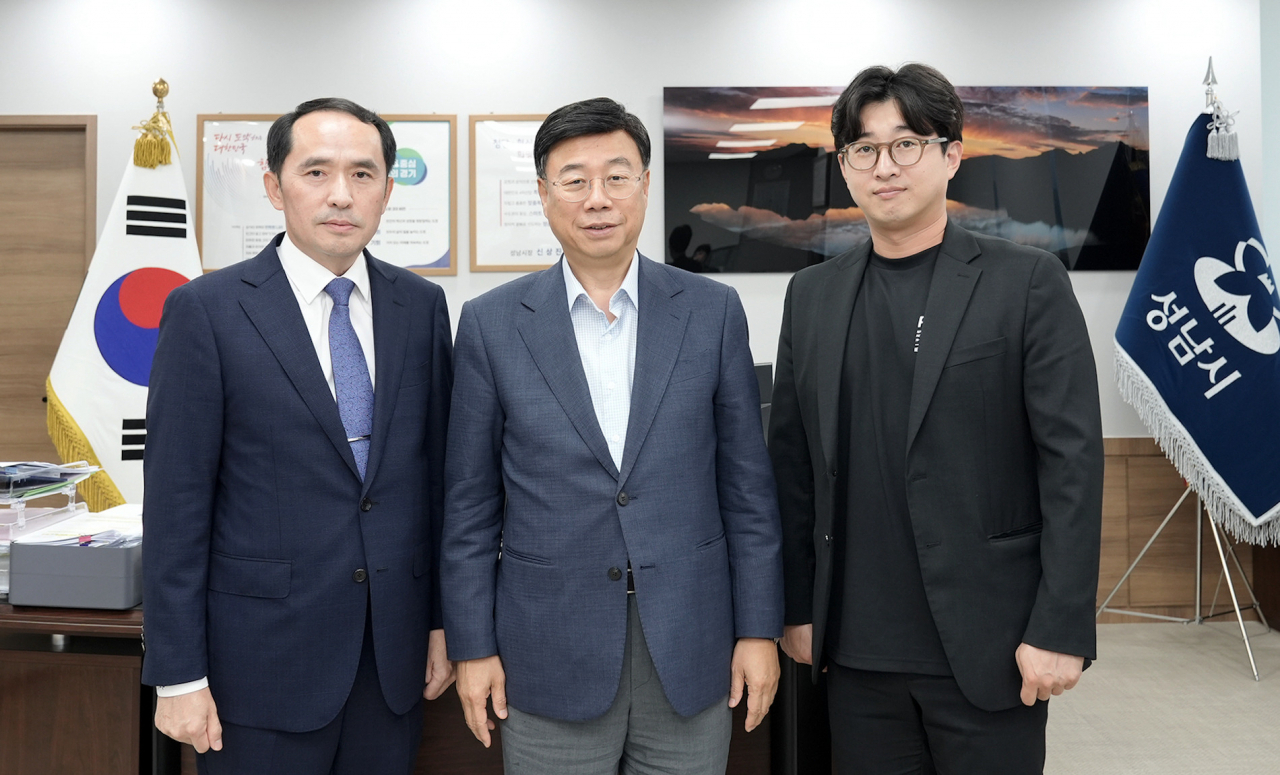 왼쪽부터 최원일 전 천암함장 신상진 성남시장 전준영 전 천암함장병.[성남시 제공]