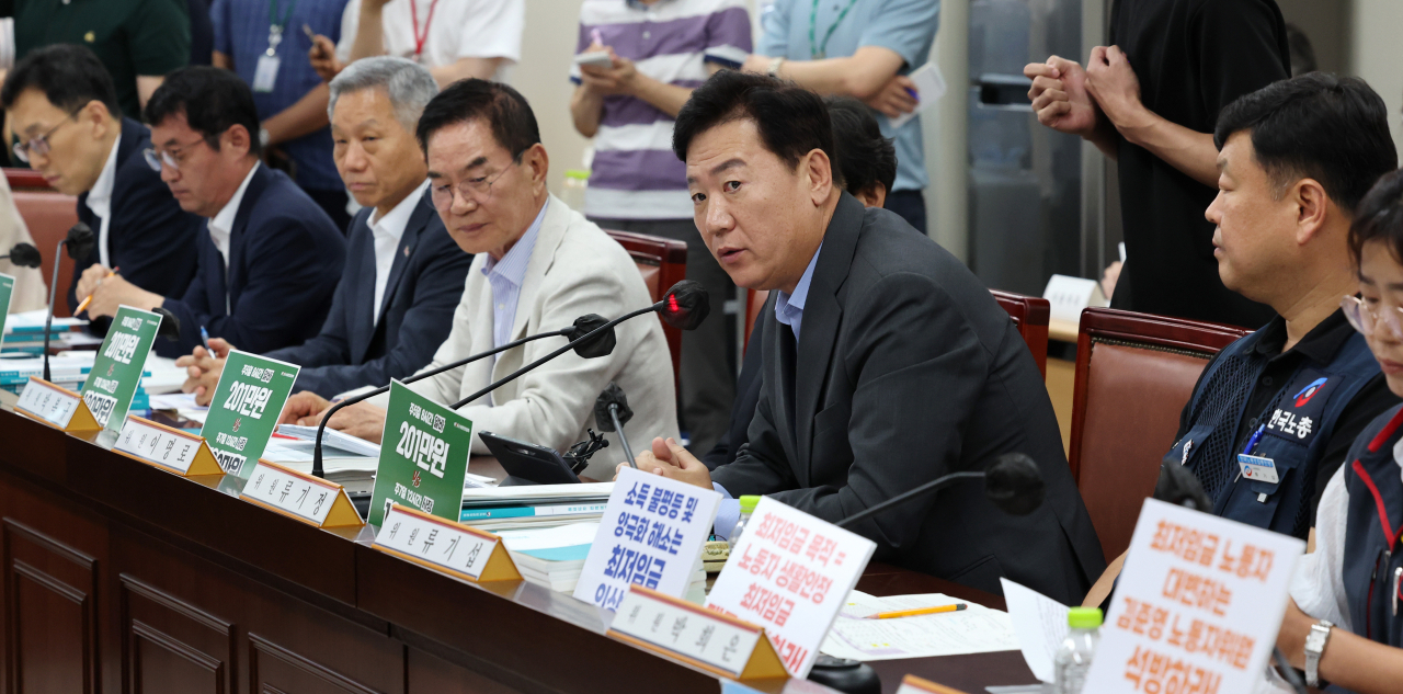 사용자위원인 류기정 한국경영자총협회 전무가 13일 오후 세종시 정부세종청사 최저임금위원회 회의실에서 열린 제13차 전원회의에서 발언하고 있다. [연합]
