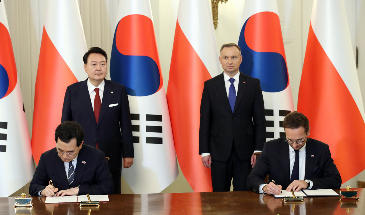 이창양 산업통상자원부 장관과 발데마르 부다 폴란드 경제개발기술부 장관이 13일(현지시간) 폴란드 바르샤바 대통령궁에서 윤석열 대통령과 안제이 두다 폴란드 대통령이 배석한 가운데 한·폴란드 무역투자촉진프레임워크(TIPF) 협정을 체결하고 있다. [연합]