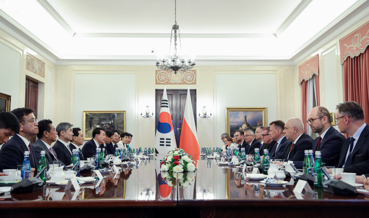 폴란드를 공식 방문 중인 윤석열 대통령이 13일(현지시간) 바르샤바 대통령궁에서 안제이 두다 폴란드 대통령과 한·폴란드 확대 회담을 하고 있다. [연합]