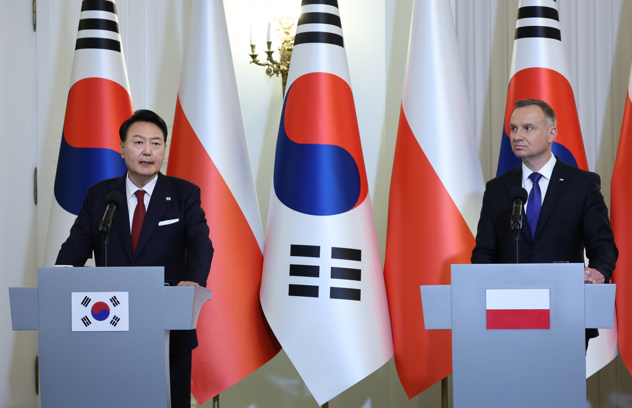 폴란드를 공식 방문 중인 윤석열 대통령이 13일(현지시간) 바르샤바 대통령궁에서 안제이 두다 폴란드 대통령과의 한·폴란드 정상회담 공동언론발표에서 발언하고 있다. [연합]