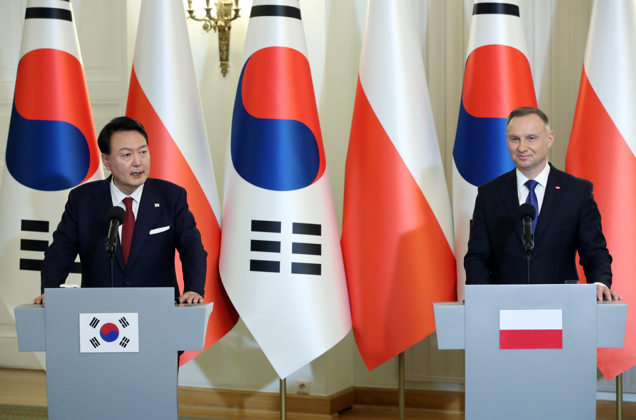 폴란드를 공식 방문 중인 윤석열 대통령이 13일(현지시간) 바르샤바 대통령궁에서 안제이 두다 폴란드 대통령과의 한·폴란드 정상회담 공동언론발표에서 발언하고 있다. [연합]