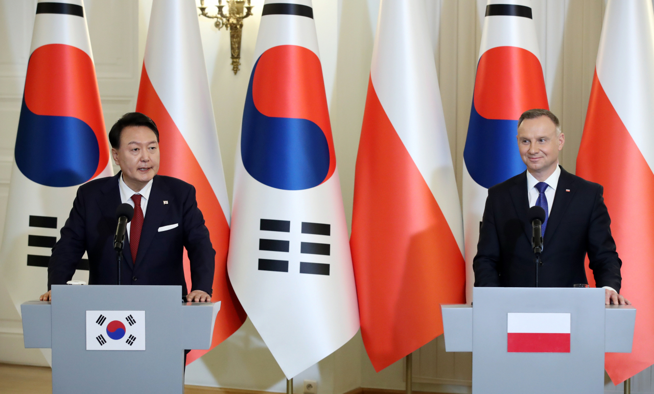 폴란드를 공식 방문 중인 윤석열 대통령이 13일(현지시간) 바르샤바 대통령궁에서 안제이 두다 폴란드 대통령과의 한·폴란드 정상회담 공동언론발표에서 발언하고 있다. [연합]