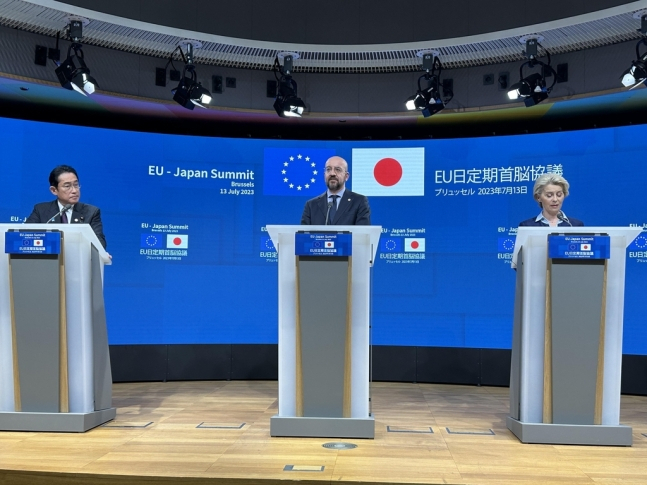 기시다 후미오 일본 총리(왼쪽), 샤를 미셸 EU 상임의장, 우르줄라 폰데어라이엔 EU 집행위원장이 13일(현지시간) 벨기에 브뤼셀 EU 본부에서 정상회담 결과 기자회견을 하고 있다. [연합]