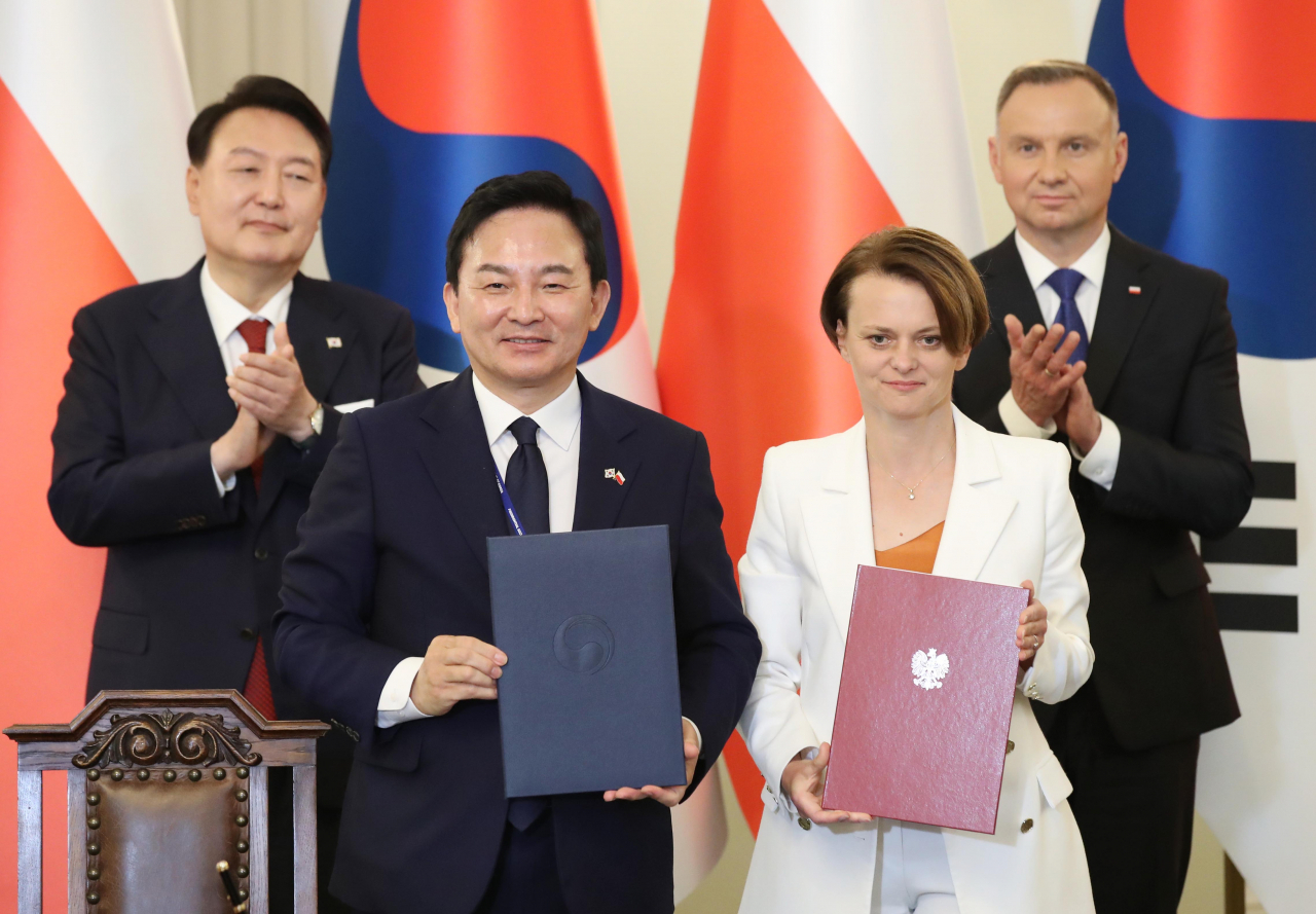 원희룡 국토교통부 장관과 야드비가 에밀레비추 폴란드의 우크라이나 개발협력 전권대표가 13일(현지시간) 폴란드 바르샤바 대통령궁에서 윤석열 대통령과 안제이 두다 폴란드 대통령이 배석한 가운데 열린 한·폴란드 우크라이나 재건 협력 협정서명식에서 기념촬영을 하고 있다. [연합]