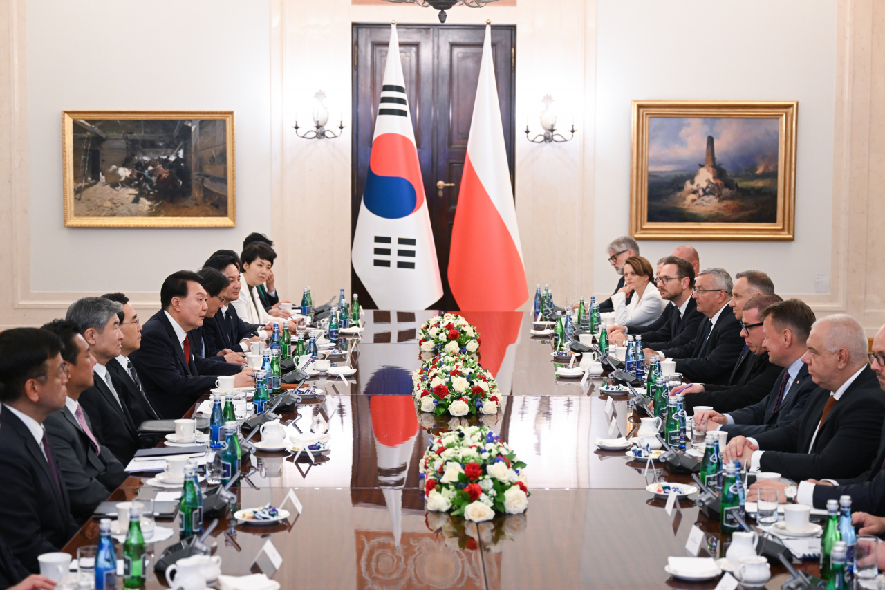 폴란드를 공식 방문 중인 윤석열 대통령이 13일(현지시간) 바르샤바 대통령궁에서 안제이 두다 폴란드 대통령과 확대회담을 하고 있다. [연합]