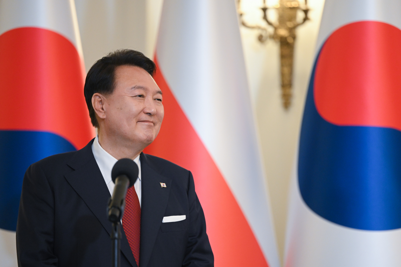폴란드를 공식 방문 중인 윤석열 대통령이 13일(현지시간) 바르샤바 대통령궁에서 열린 안제이 두다 폴란드 대통령과의 한·폴란드 정상회담 공동언론발표에서 미소짓고 있다. [연합]