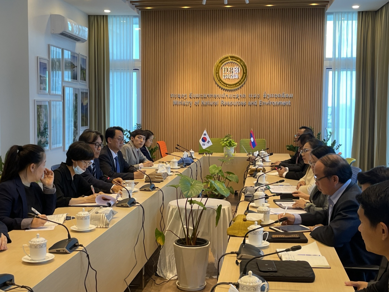 금한승 기후탄소정책실장이 13일 오후 비엔티안 천연자원환경부에서 분캄 워라찟(Bounkham Vorachit) 천연자원환경부 장관을 만나 온실가스 감축과 기후변화 대응 방안 및 양국 간 환경 협력 방안을 논의하고 있다. [환경부 제공]