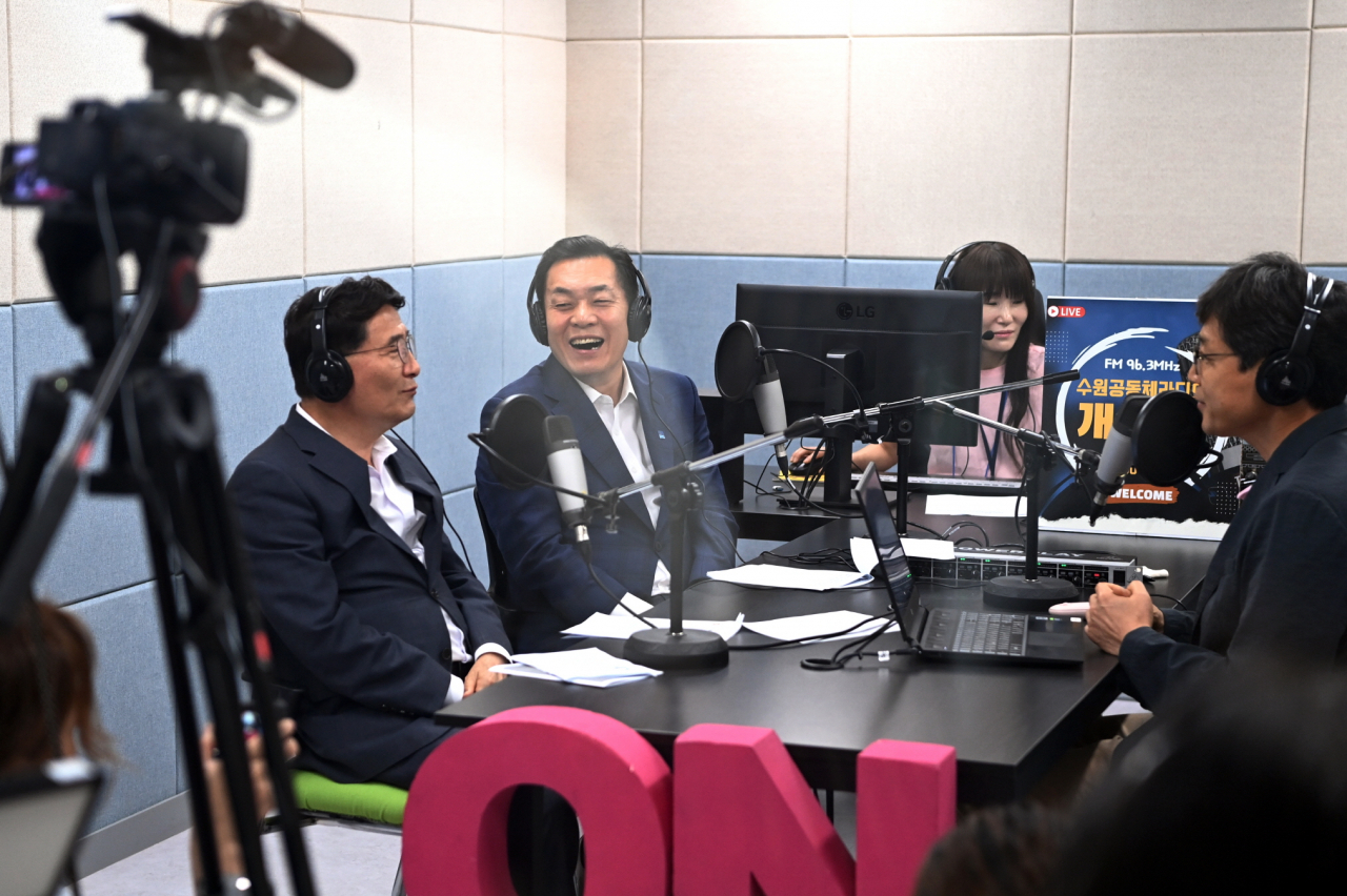 왼쪽에서 두번째 이재준 수원시장[수원시 제공]