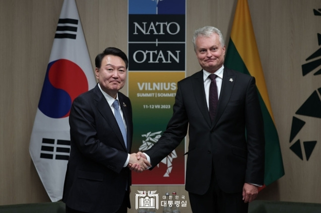 윤석열(왼쪽) 대통령이 지난 12일 북대서양조약기구(나토·NATO) 주최국인 리투아니아의 기타니스 나우세다 대통령과 정상회의를 가지고 첨단산업 분야 협력 확대를 논의했다.[대통령실 제공]