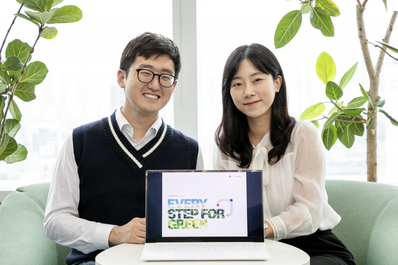 롯데케미칼 직원이 ‘2022 ESG 리포트’를 소개하고 있다. [롯데케미칼 제공]