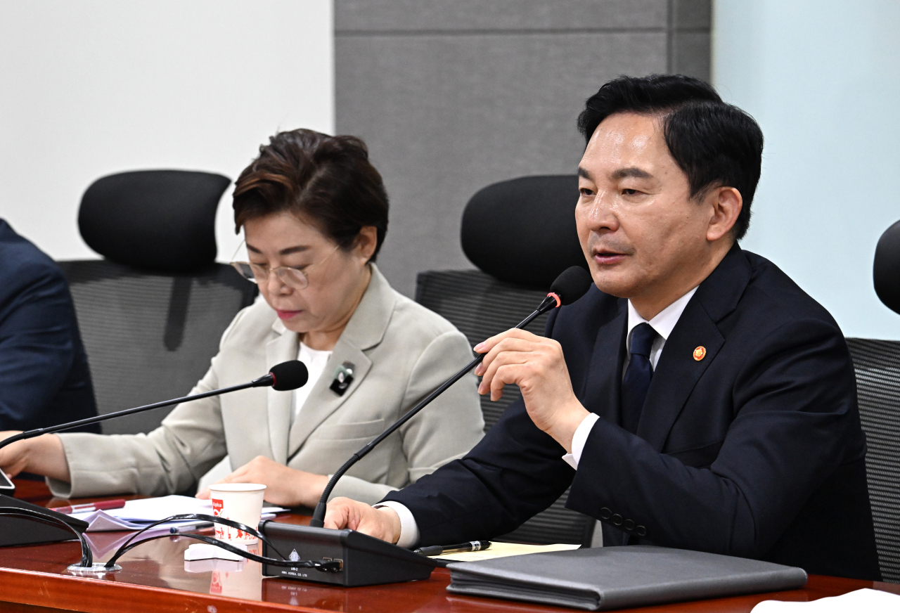 원희룡 국토교통부 장관이 6일 서울 영등포구 여의도 국회 의원회관에서 열린 국민의힘-국토교통위원회 실무 당정협의회에 참석해 발언하고 있다. 앞서 더불어민주당은 신설 예정인 서울양평고속도로의 양평 쪽 종점이 예비타당성조사 통과한 뒤에 김건희 여사 일가가 소유한 양평 강상면 땅 인근으로 변경하는 방안이 검토된 것을 두고 특혜 의혹을 제기했다. 임세준 기자