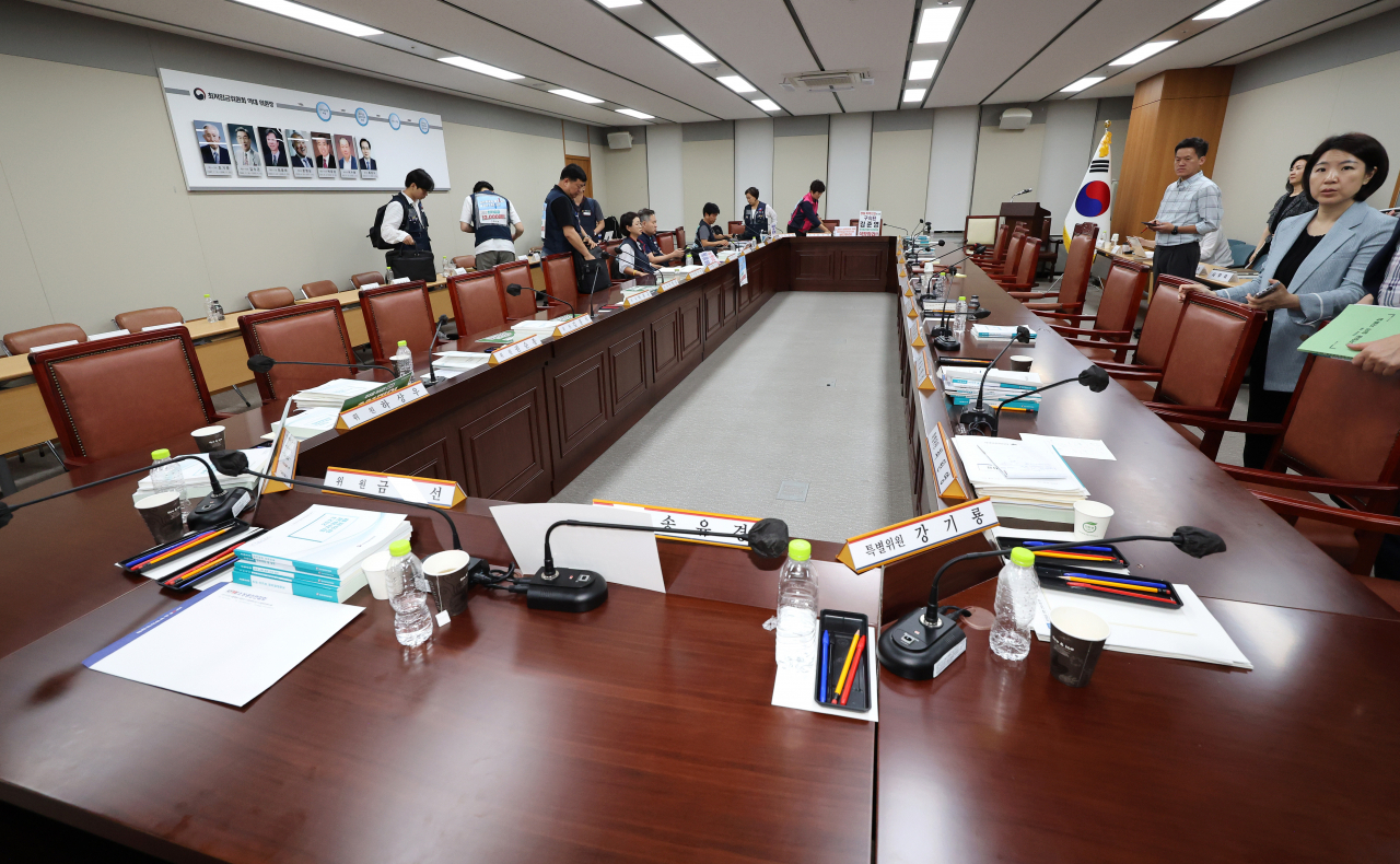 13일 오후 세종시 정부세종청사 최저임금위원회 회의실에서 열린 제13차 전원회의가 결론을 내지 못하고 끝이 났다. 사용자와 공익위원들이 빠져나간 뒤에도 근로자위원들이 자리하고 있다. 이날 6차 수정안으로 노동계 1만620원, 경영계 9785원을 제시했다. [연합]