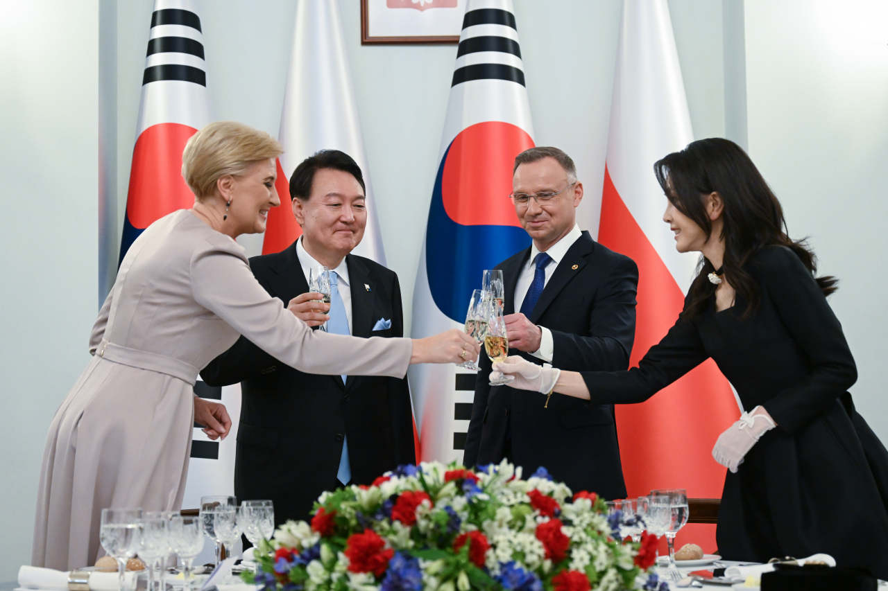 폴란드를 공식 방문 중인 윤석열 대통령과 김건희 여사가 지난 13일(현지시간) 바르샤바 대통령궁에서 열린 공식 만찬에서 안제이 두다 폴란드 대통령과 아가타 코른하우저 두다 여사와 건배하고 있다. [연합]