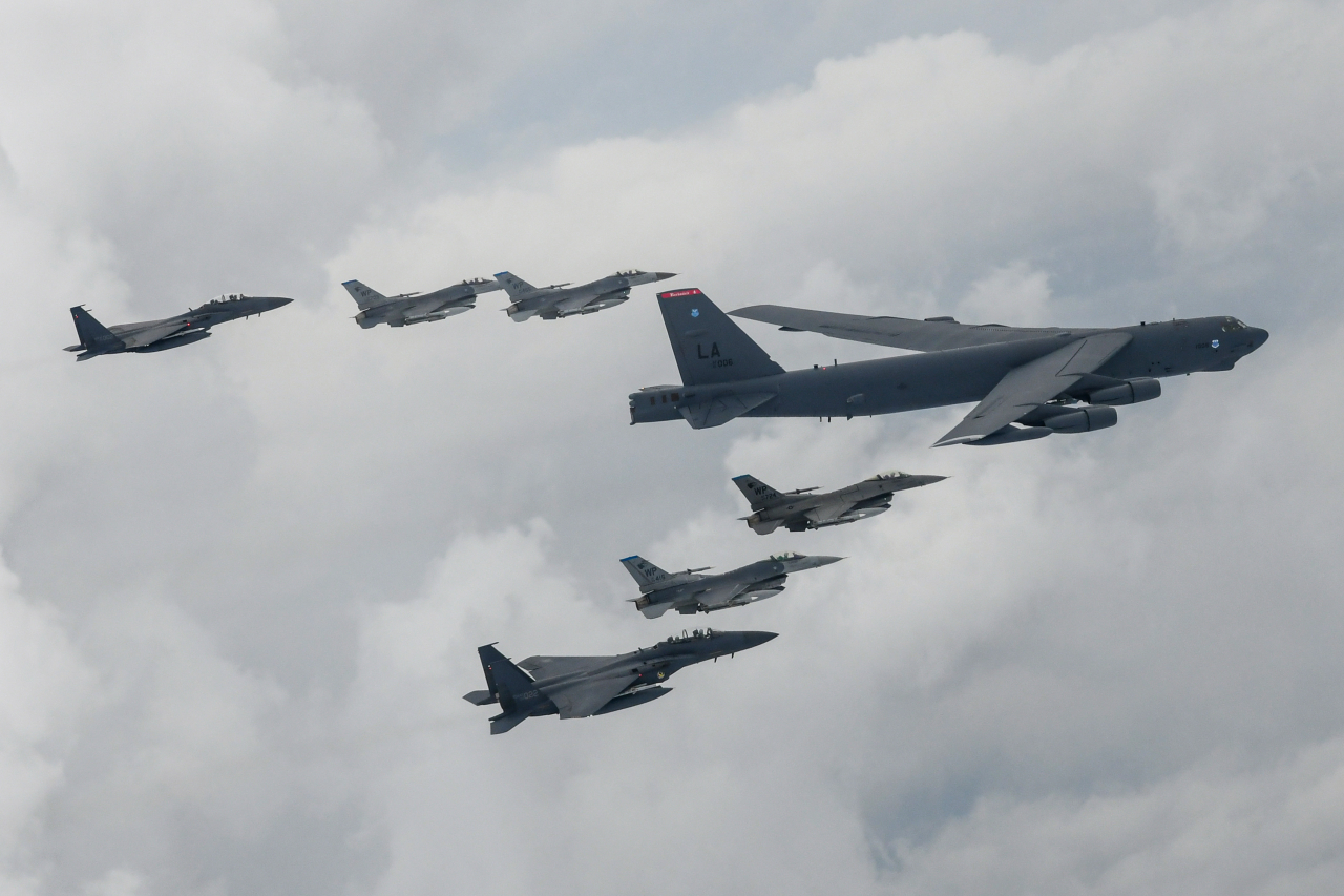 정부가 북한의 신형 고체연료 대륙간탄도미사일(ICBM) ‘화성-18형’ 발사에 대응해 전방위 대북압박에 나서고 있다. 정부는 14일 개인 4명과 기관 3곳을 대북 독자제재 대상으로 추가 지정했으며 전날에는 미 B-52H 전략폭격기가 한반도에 전개된 가운데 한미 연합공중훈련을 실시하기도 했다. [합참 제공]