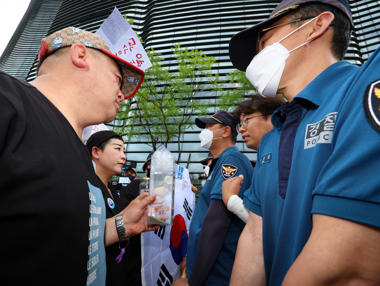 촛불연대 회원들이 8일 오후 서울 종로구 일본대사관 앞에서 직접 후쿠시마 원전 인근 해상에서 떠온 바닷물을 일본대사관 측에 전달하려다 경찰에 가로막히고 있다. 연합뉴스