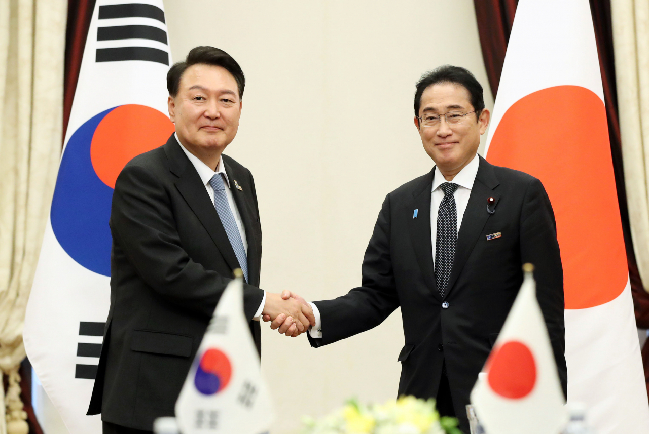 북대서양조약기구(NATO·나토) 정상회의 참석차 리투아니아를 방문 중인 윤석열 대통령이 12일 빌뉴스 한 호텔에서 열린 한일 정상회담에서 기시다 후미오 일본 총리와 악수하고 있다. [연합]