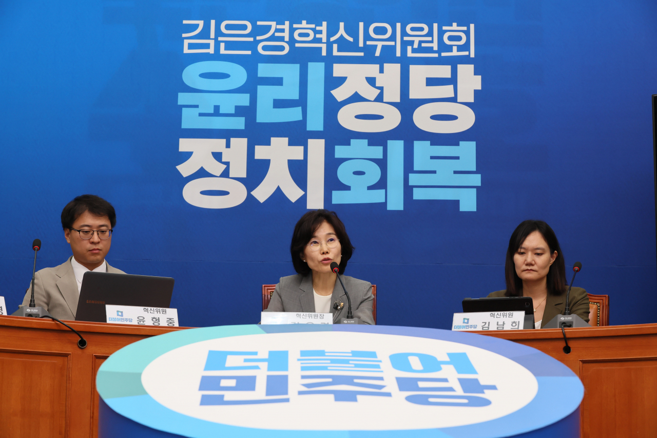 더불어민주당 김은경 혁신위원장이 12일 오후 국회에서 기자간담회를 열고 향후 혁신위의 활동 방향 등을 밝히고 있다. [연합]