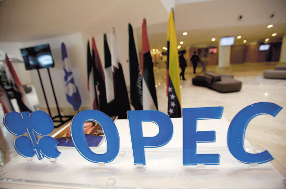 석유수출국기구(OPEC) 회의장에 설치된 로고 [로이터