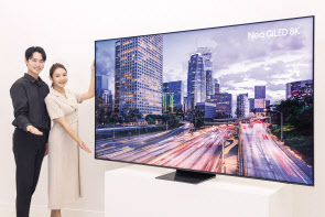 삼성전자 모델이 국내 출시한 98형 ‘네오 QLED 8K’를 소개하고 있다. [삼성전자 제공]