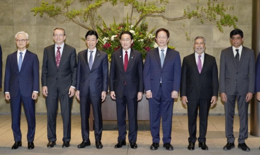 5월 일본 도쿄 총리관저에서 경계현(왼쪽에서 첫번째) 삼성전자 DS부문 사장과 기시다 후미오(가운데) 일본 총리가 글로벌 반도체 생산업체 및 연구기관 7개사 대표와 면담한 자리에서 기념촬영을 하고 있는 모습 [연합]