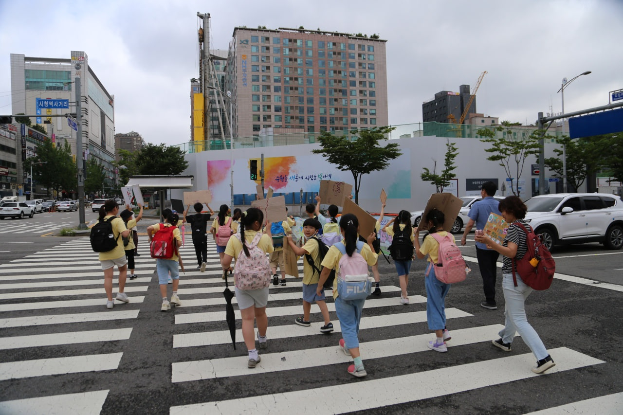 “어른들이 참 미안해” 10살 아이들이 한꺼번에 거리로 나온 사연 [지구, 뭐래?]