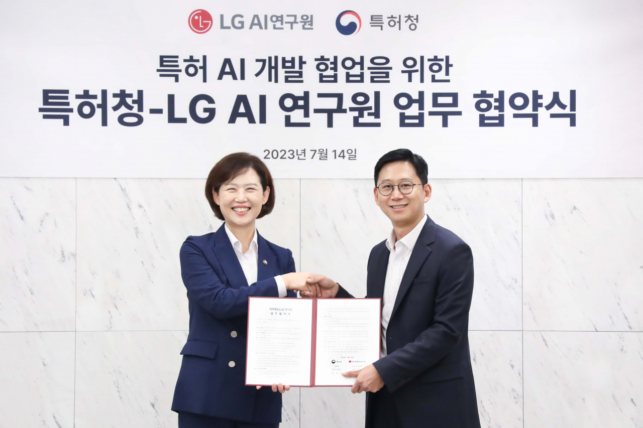 14일 서울 강서구 마곡 LG사이언스파크에서 이인실(왼쪽) 특허청장과 배경훈(오른쪽) LG AI연구원장이 특허 전문가 AI 개발을 위한 업무 협약식을 진행했다. [LG 제공]