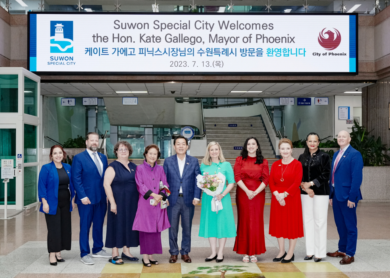 이재준 시장(왼쪽 5번째)과 케이트 가에고(오른쪽 5번째) 시장을 비롯한 피닉스시 대표단이 함께하고 있다.[수원시 제공]