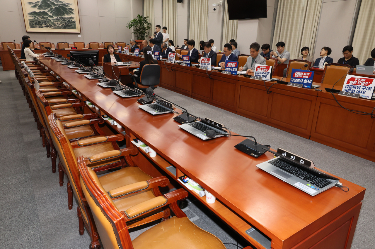 14일 오전 국회 운영위원회 전체회의가 여당 의원들의 불참 속에 열리고 있다. [연합]