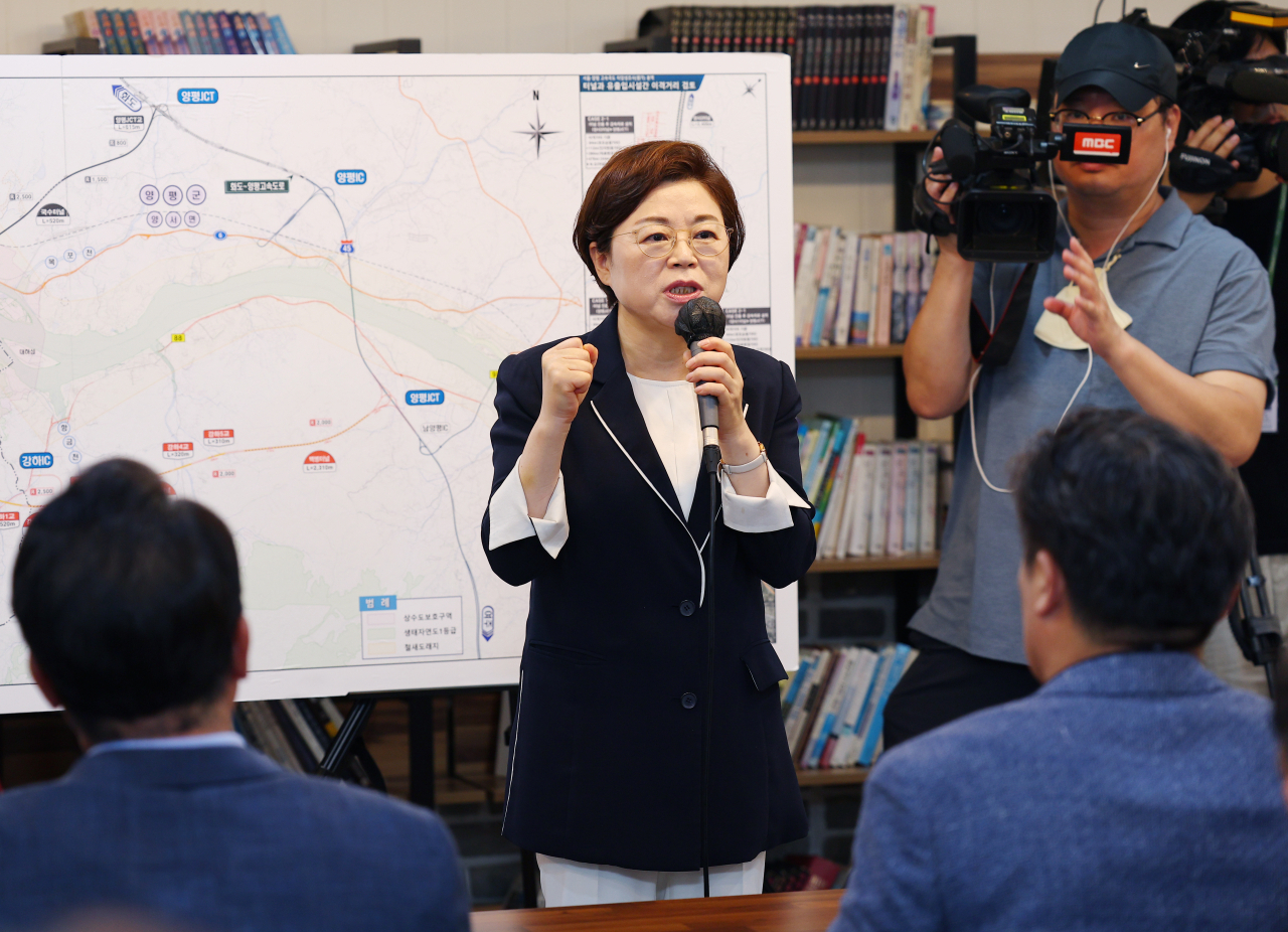 14일 오전 서울-양평 고속도로 예타를 통과한 원안 노선의 종점인 경기도 양평군 양서면에 위치한 대아교회에서 열린 국민의힘 국토교통위원회 소속 의원들과 마을 이장 간담회에서 김정재 간사가 발언하고 있다. [연합]