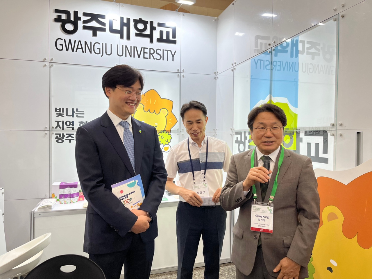광주대, 2023 국제중소기업협의회 세계대회 참가. 광주대 부스를 찾은 강기정 시장(오른쪽)이 인사말을 하고 있다.