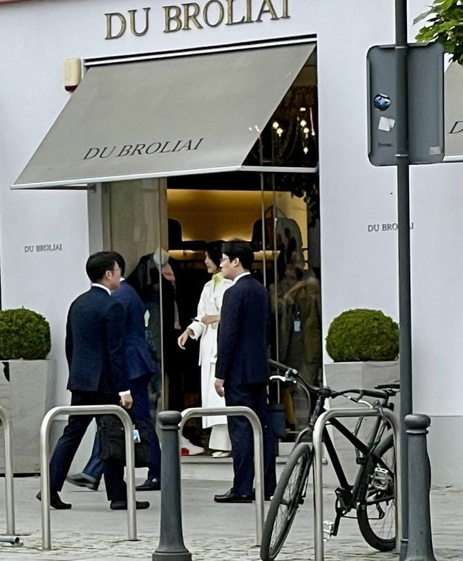 Kim Keon Hee, South Korean first lady is exiting from luxury clothing boutique "Du broliai" in Vilnius, Lithuania (Facebook)