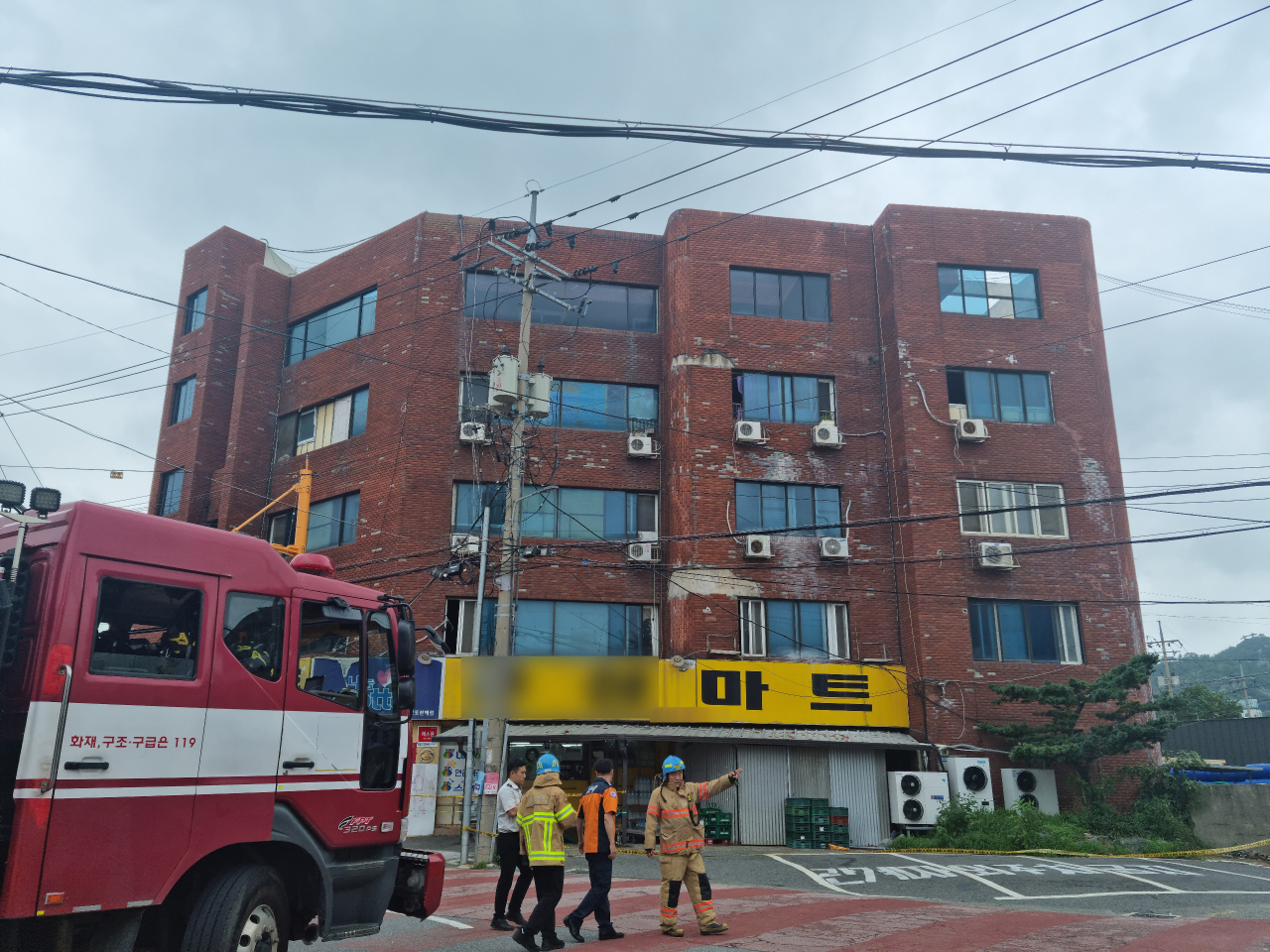 14일 전남 목포시 호남동 한 5층 규모 상가주택 건물에 균열이 생겨 붕괴 위험이 있다는 신고가 접수돼 당국이 건물 출입과 주변 통행을 통제하고 있다.[연합]