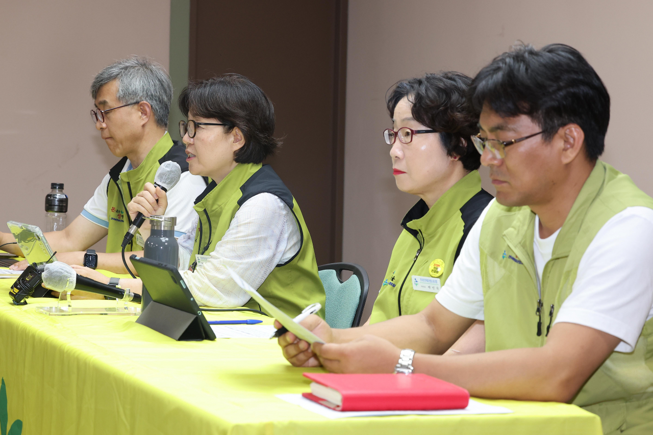 전국보건의료산업노동조합 총파업 이틀째인 14일 오후 서울 영등포구 보건의료노조에서 나순자 위원장 등 노조 조합원들이 향후 총파업투쟁계획 발표 기자브리핑을 하고 있다. [연합]